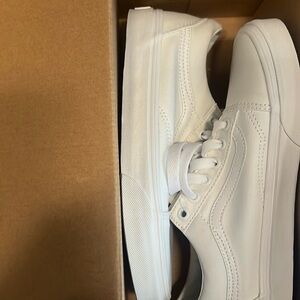 Vans brand new 🆕 📦 size 5.5 in MEN AND 7 in WOMEN